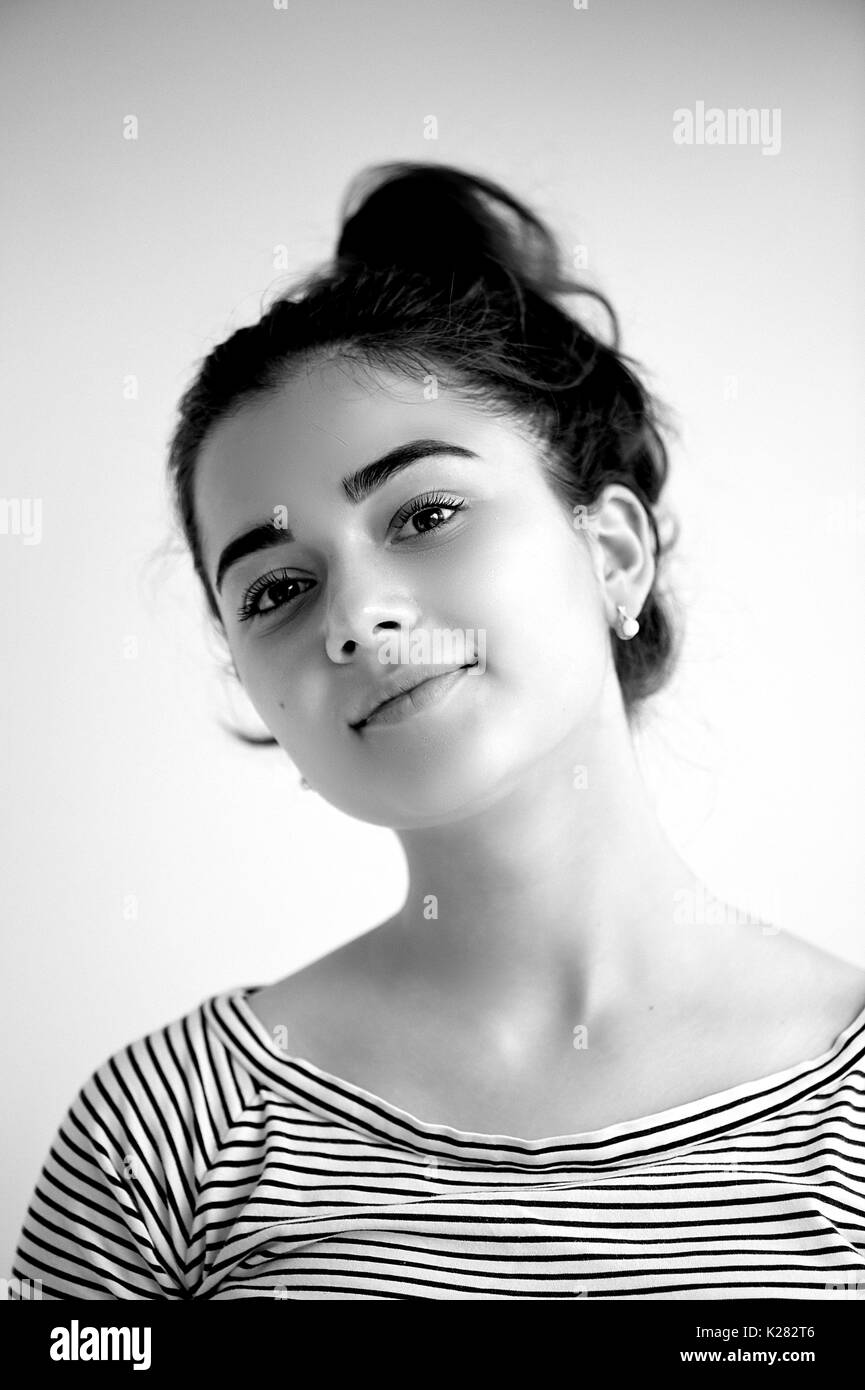 Ritratto di giovane bella ragazza con occhi marroni e capelli neri.bellezza naturale,con pulire la pelle incandescente., in bianco e nero Foto Stock