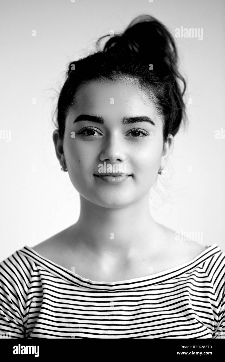 Ritratto di giovane bella ragazza con occhi marroni e capelli neri.bellezza naturale,con pulire la pelle incandescente., in bianco e nero Foto Stock