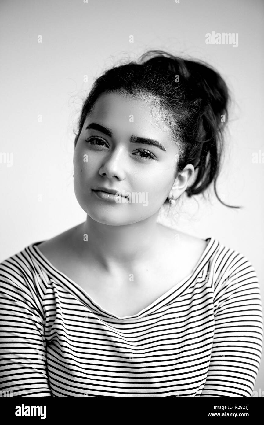 Ritratto di giovane bella ragazza con occhi marroni e capelli neri.bellezza naturale,con pulire la pelle incandescente., in bianco e nero Foto Stock