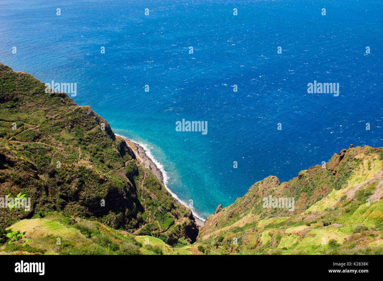 Uno splendido scenario dell'isola di Madeira mentre facendo una camminata di levada. Un'escursione che vi permette di prendere la più splendida natura fotografia Foto Stock