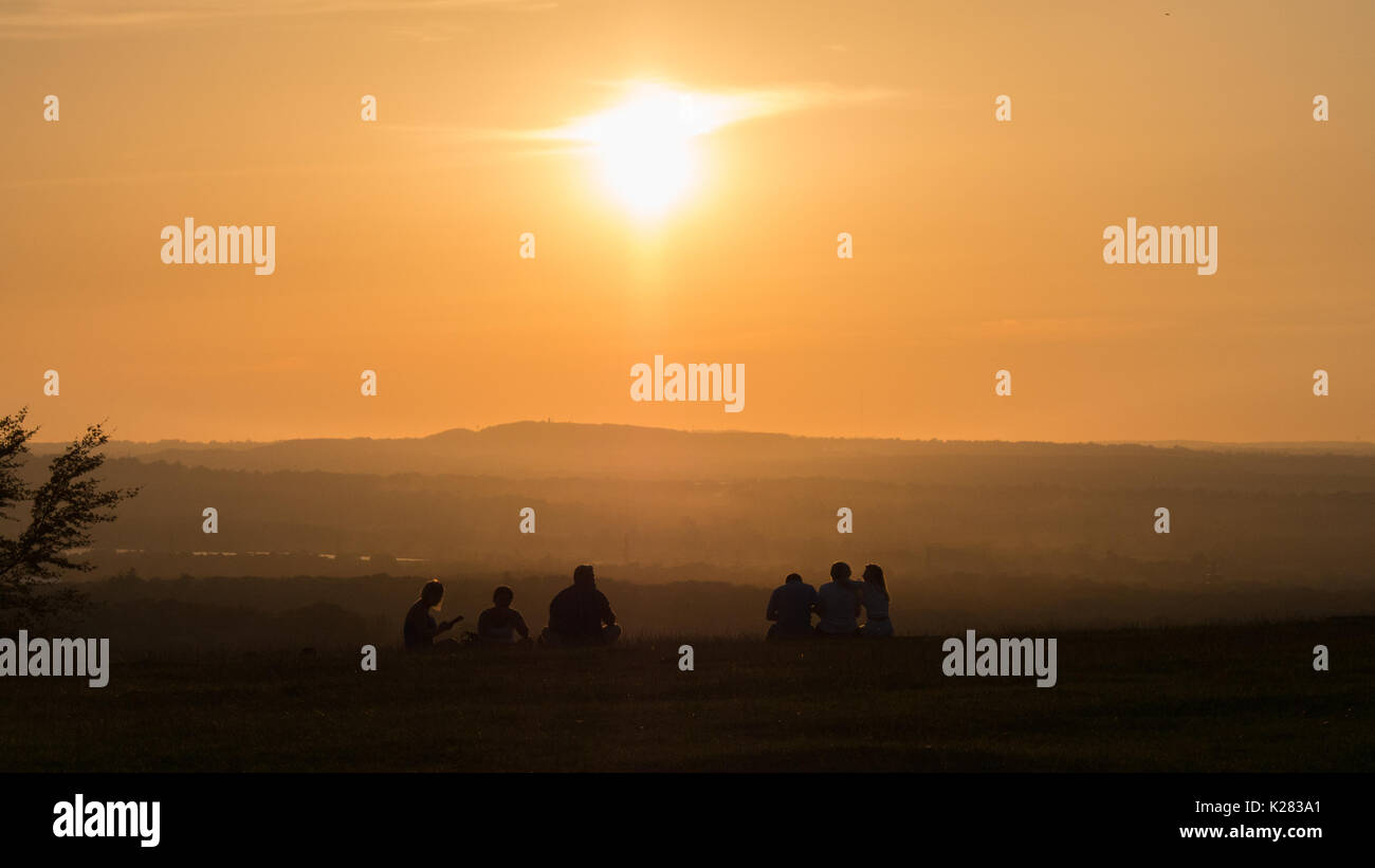 Guardare il tramonto a Heaven's Gate, Longleat, Wiltshire, alla fine di un caldo agosto bank holiday Foto Stock