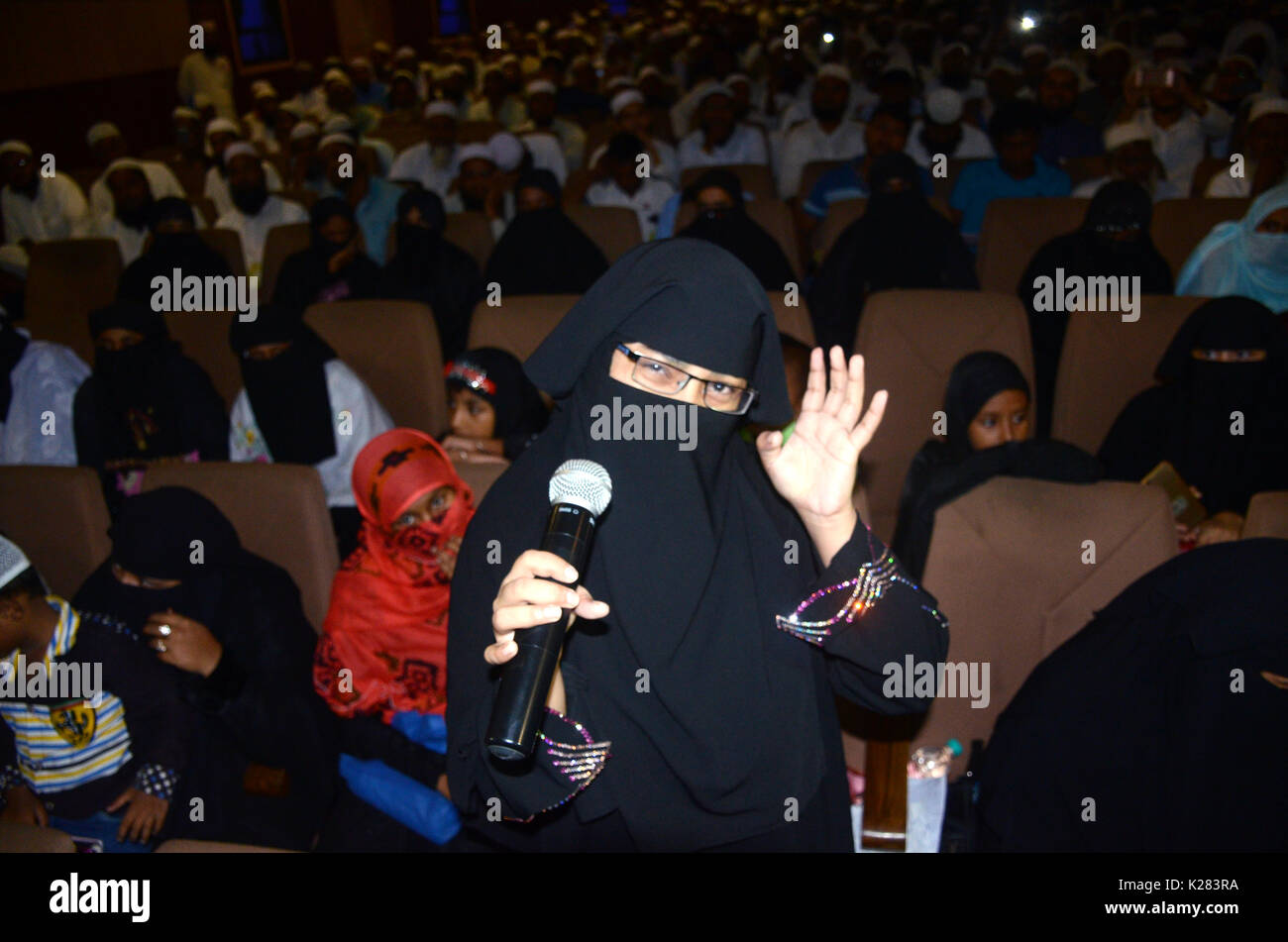 Kolkata, India. 28 Agosto, 2017. Mariom Liaquat reagisce nel programma di protesta di Jamat-Ulema-E-Hind contro il verdetto della corte suprema per fermare il triplo sistema Talaq in Kolkata. Attivista di Jamat-Ulema-E-Hind proteste contro la Corte Suprema verdetto su triplo sistema Talaq a Mahajati Sadan su agosto 28, 2017 in Kolkata. Credito: Saikat Paolo/Pacific Press/Alamy Live News Foto Stock