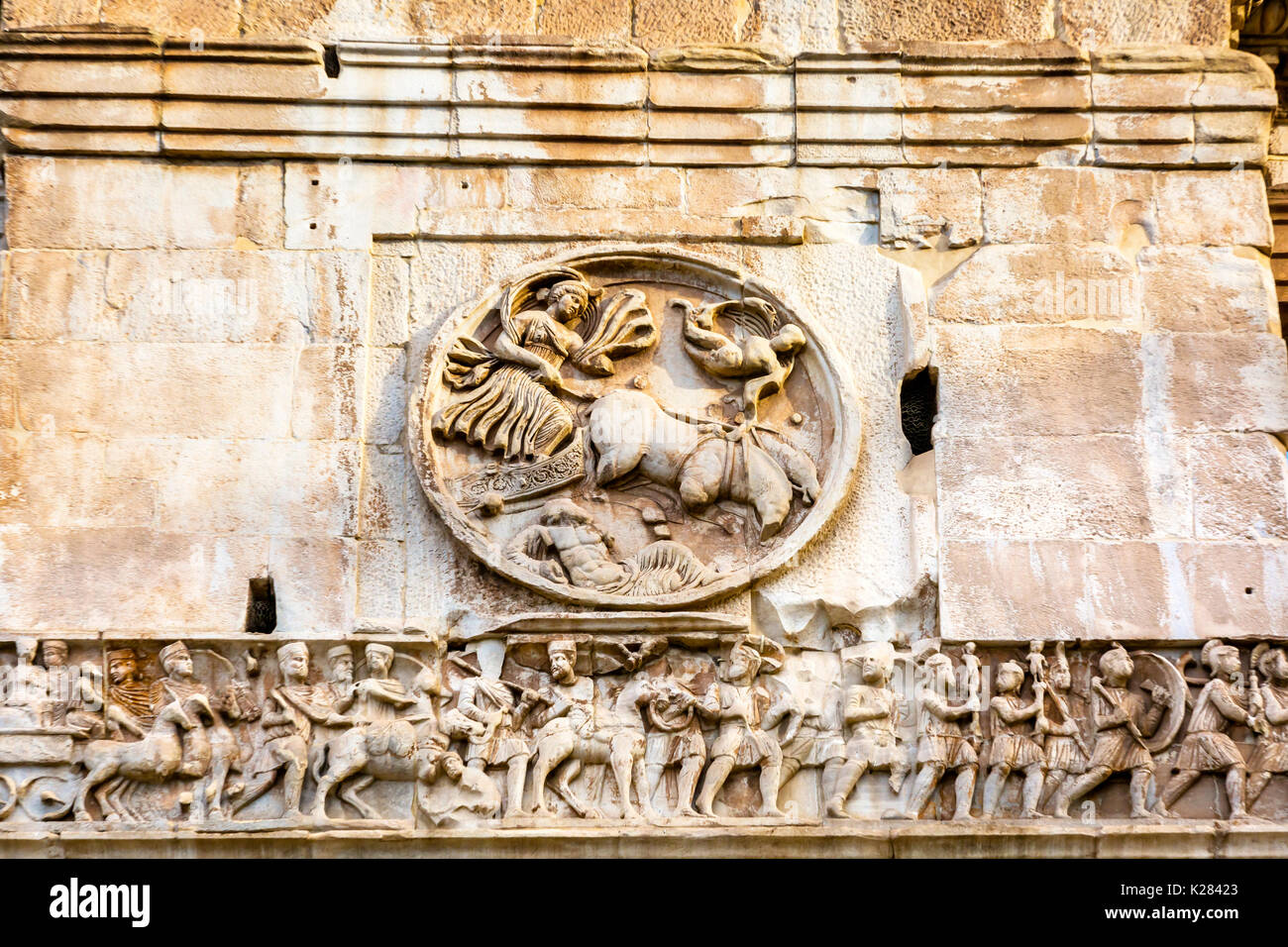 Statue scultura Arco di Costantino a Roma Italia Arch costruito nel 315 d.c. per celebrare l imperatore Costantino la vittoria nella 312 su co-imperatore Maxnntius. C Foto Stock