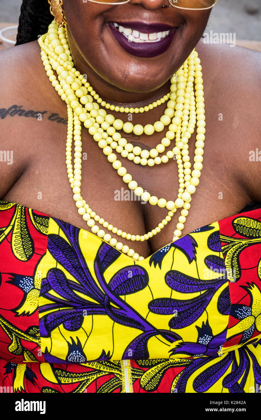 Miami Florida,Wynwood,Wynwood Life Street Festival,Black Blacks African Africanans etnia minoritaria,adulti adulta donna donne donna donna donna donna donna donna donna donna, Haitian,perline,ne Foto Stock