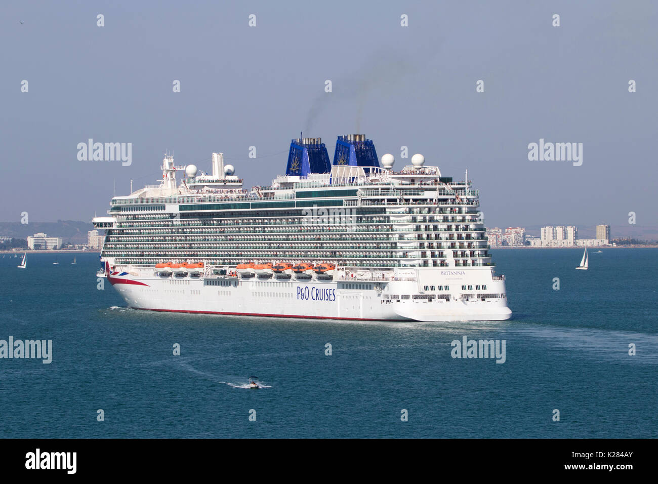 MV Britannia la nave di crociera del P & O Cruises flotta di salpare da Cádiz città e porto del sud ovest della Spagna Foto Stock