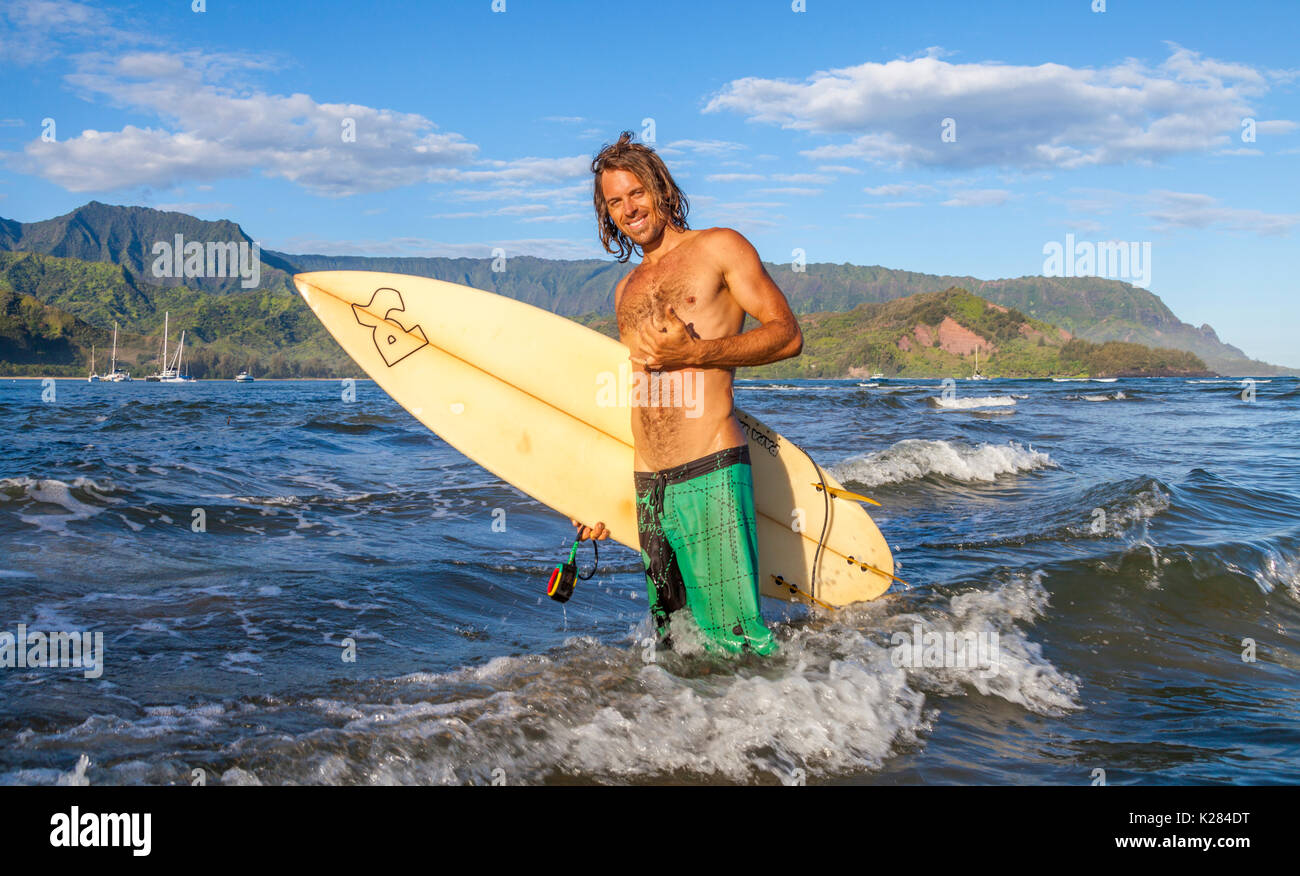 Surfer a Hanalei Bay a Kauai Foto Stock