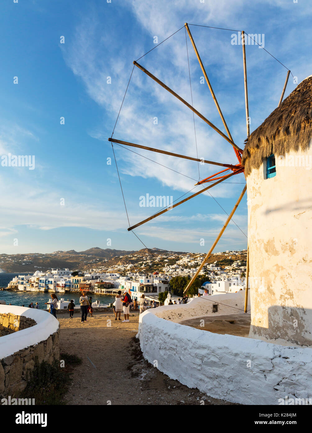 Guardando verso il basso sulla piccola Venezia dai mulini a vento, Mykonos, Grecia. Foto Stock