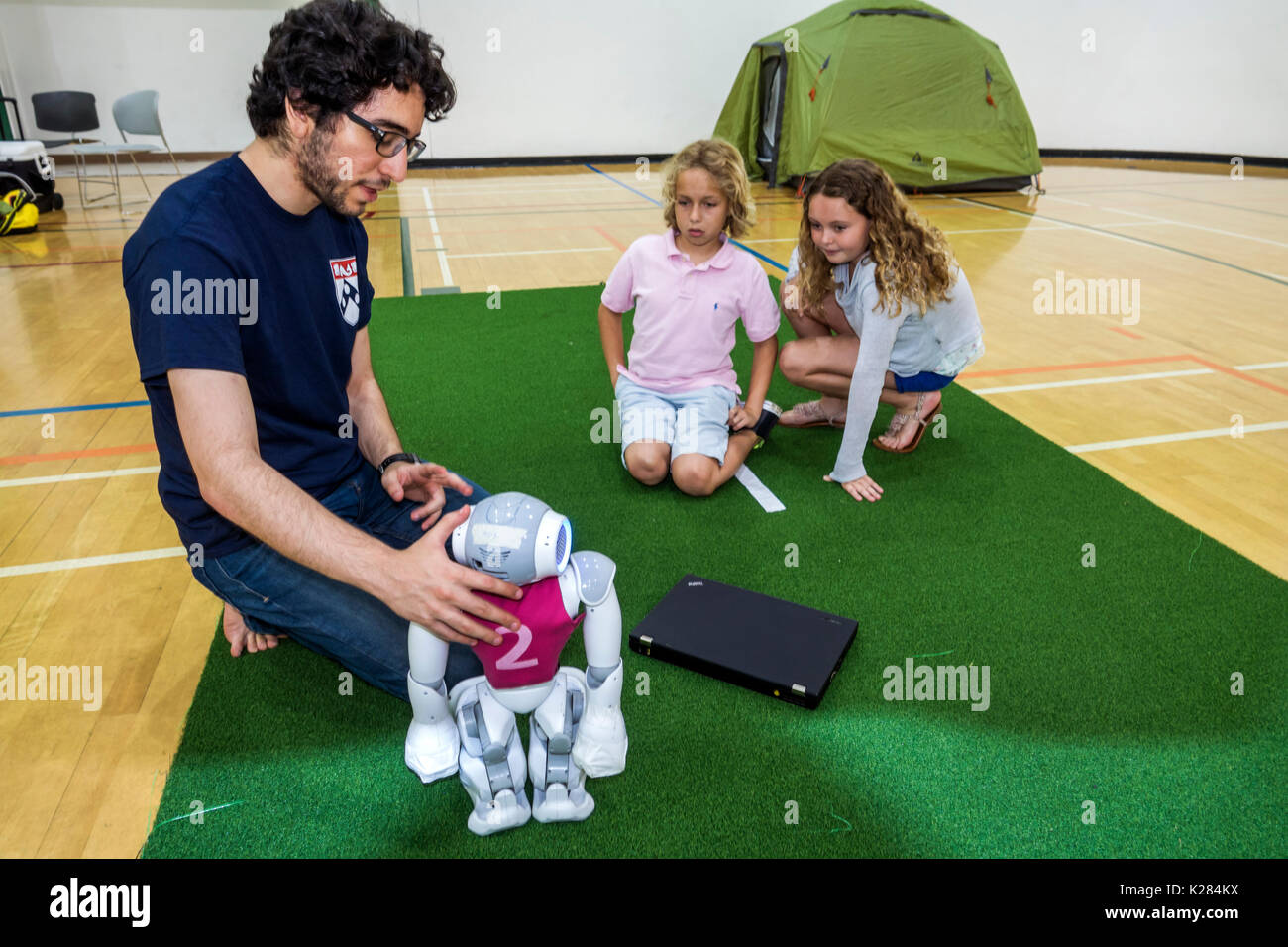 Miami Florida,University of Miami,RoboCup Open,Robots,SoftBank Robotica NAO robot,intelligenza artificiale ai,Student students pupill competition,autono Foto Stock