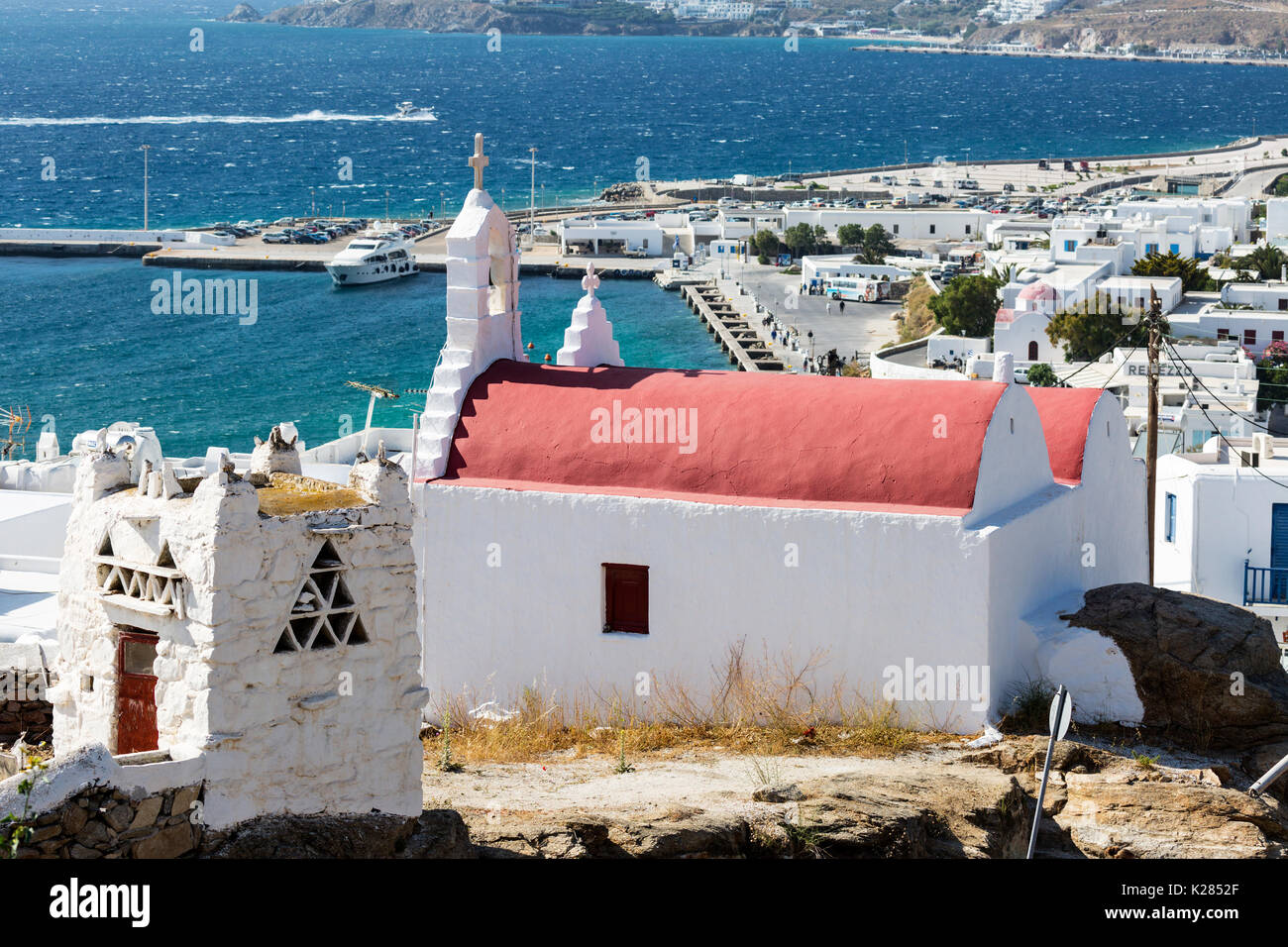Piccola chiesa greco ortodossa con un tetto rosso, Mykonos, Grecia. Foto Stock