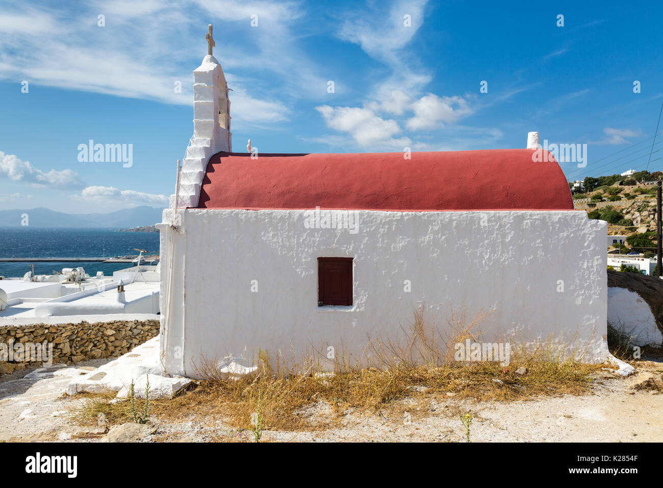 Piccola chiesa greco ortodossa con un tetto rosso, Mykonos, Grecia. Foto Stock
