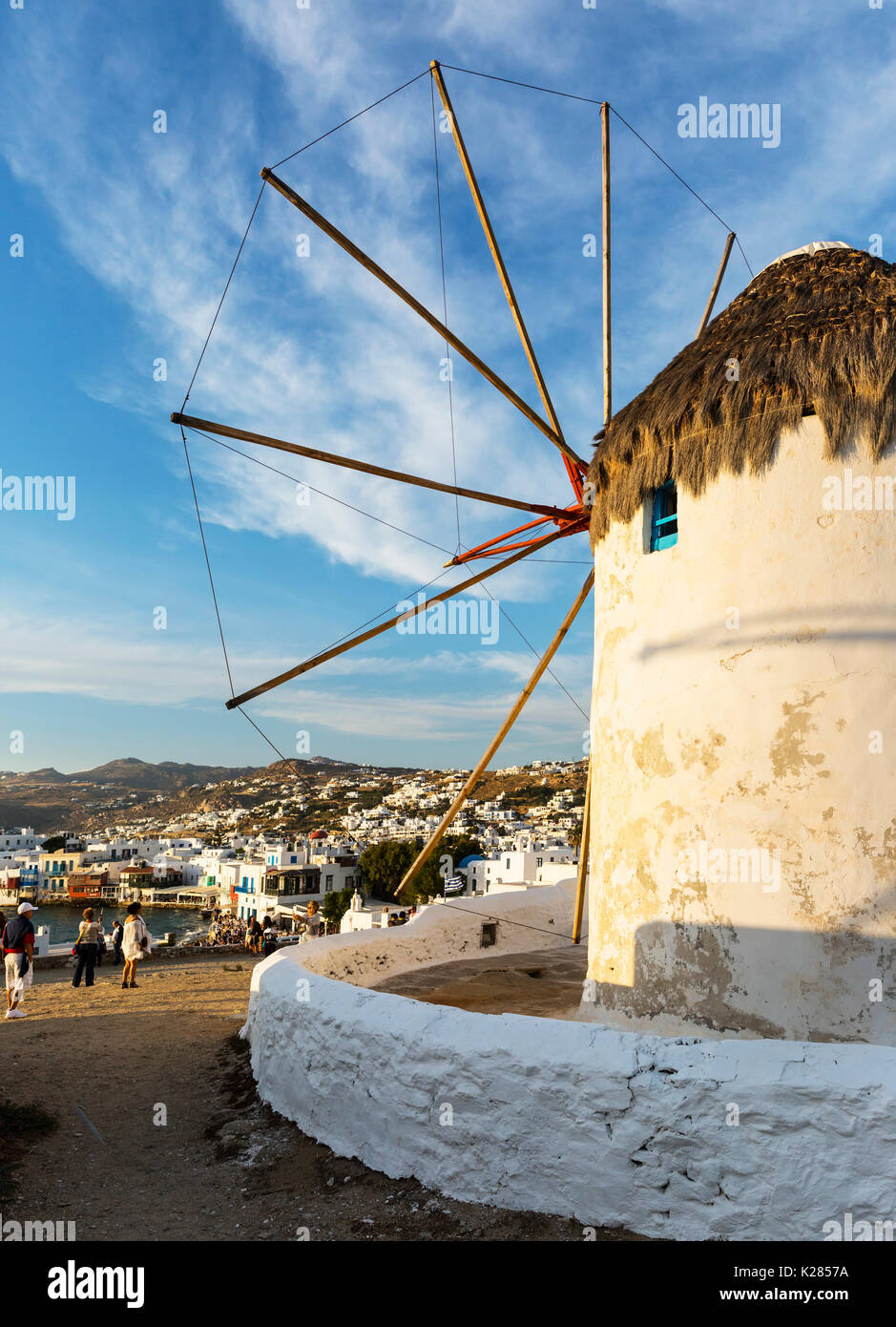 Guardando verso il basso sulla piccola Venezia dai mulini a vento, Mykonos, Grecia. Foto Stock