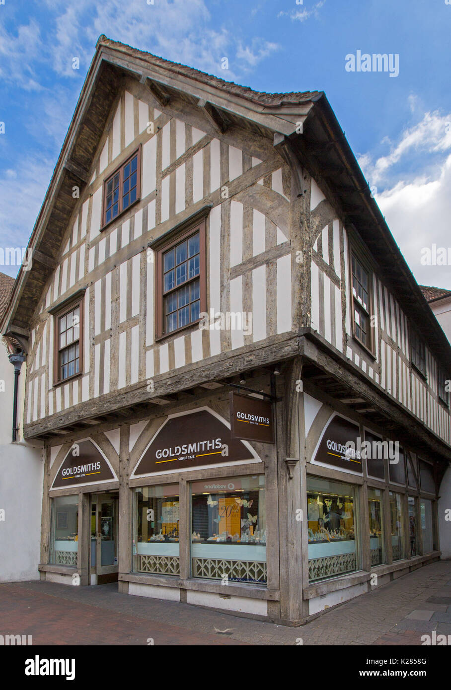 Storico edificio Tudor con esposti in legno a telaio su Butcher riga sotto il cielo blu a Salisbury, Wiltshire, Inghilterra Foto Stock