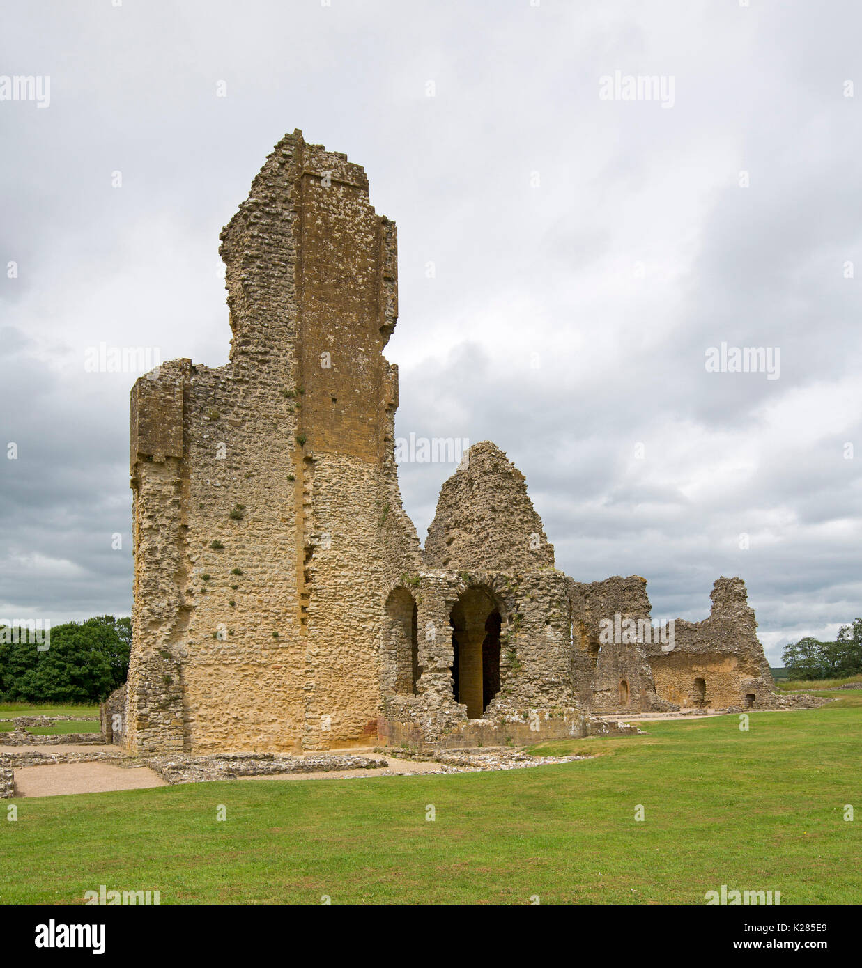 Le rovine, inclusa la grande torre del XII secolo vecchio Sherborne Castle, Castleton, Dorset, Inghilterra Foto Stock