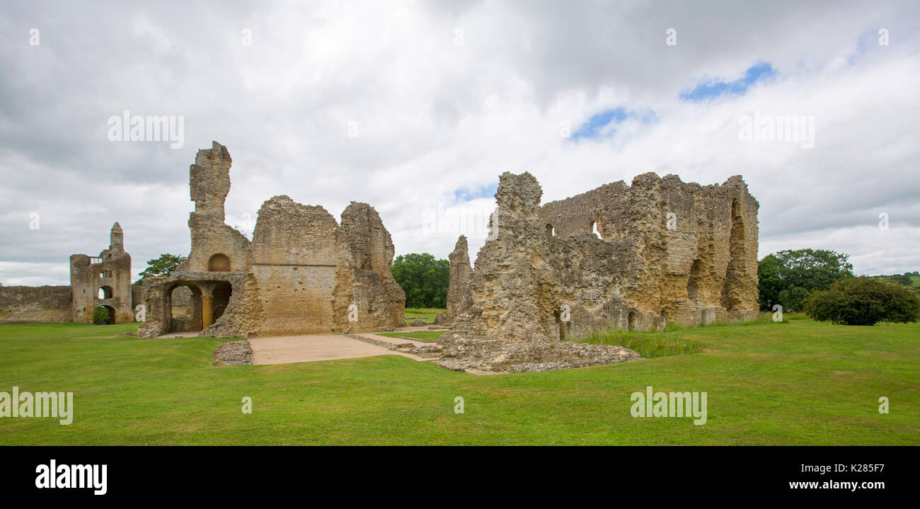 Vista panoramica di rovine del XII secolo vecchio Sherborne Castle, Castleton, Dorset, Inghilterra Foto Stock