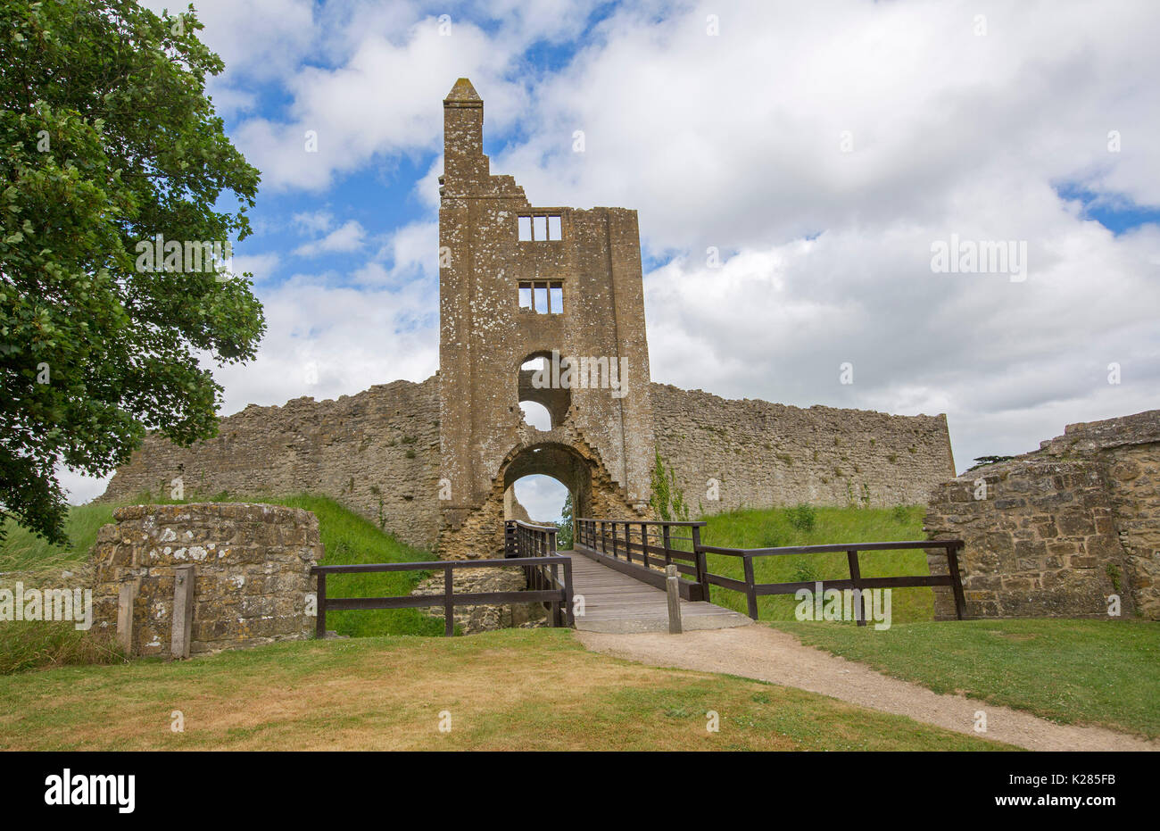 Gatehouse e ponte di rovine della storica del XII secolo vecchio Sherborne Castle, Castleton, Dorset, Inghilterra Foto Stock