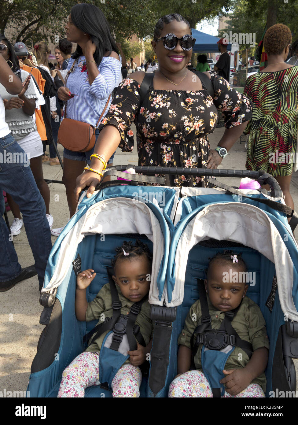 Mamma orgogliosa e i suoi dieci mesi ragazze doppia testa di Spike Lee 9 blocco annuale festa in Bedford Stuyvesant sezione di Brooklyn, NY, Aug.26, 20 Foto Stock