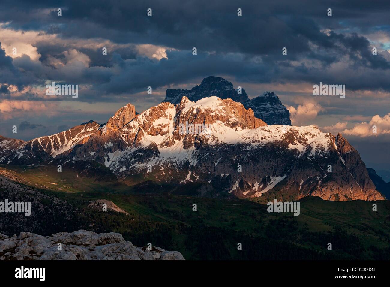 Cernera e Pelmo, Dolomiti, Cortina d'Ampezzo, Belluno, Veneto, Italia. Foto Stock