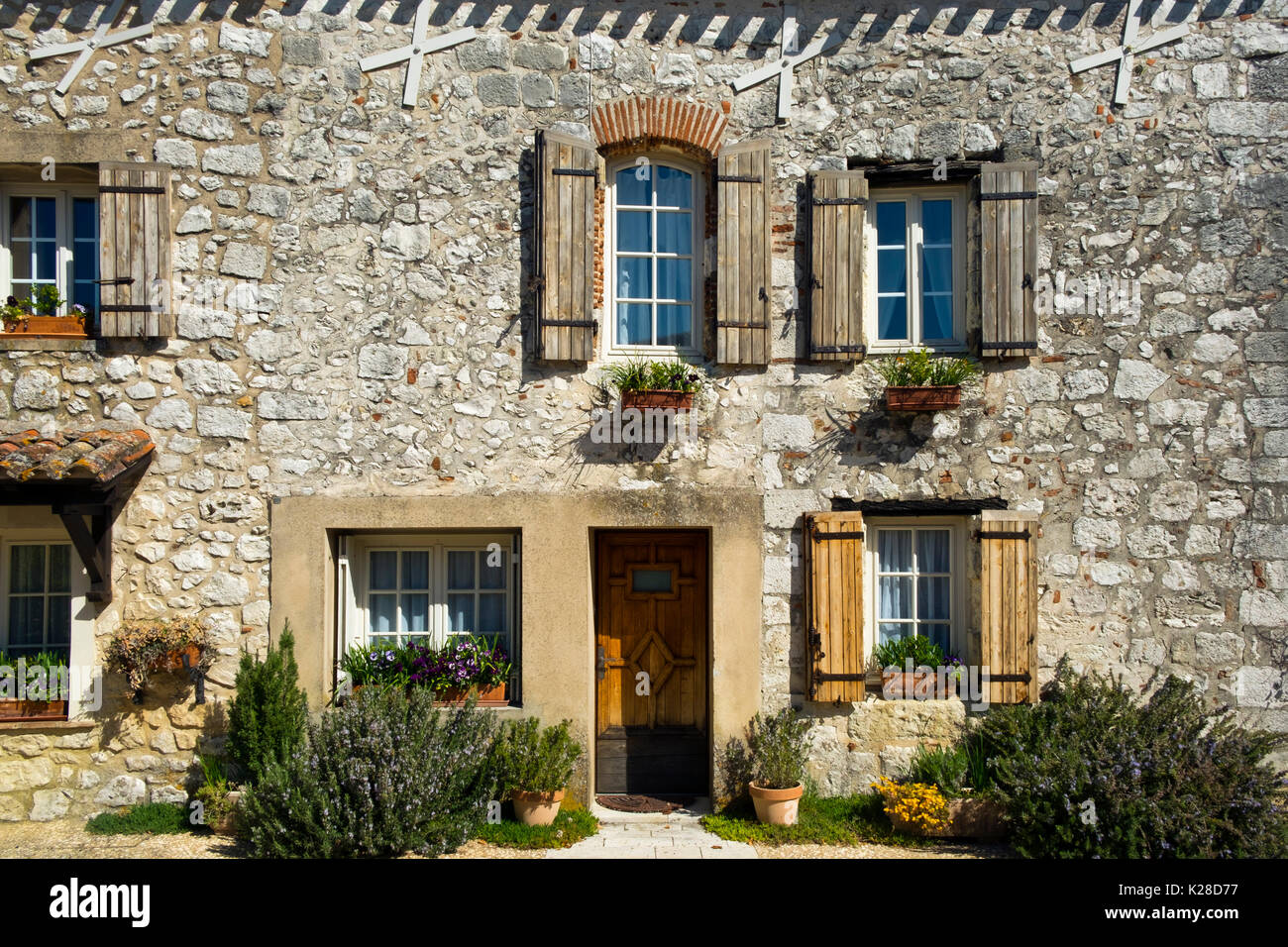 Architettura tipica su una strada a Pujols, Lot-et-Garonne, Francia. Questo villaggio storico è ora un membro del "Les Plus Beaux Villages de France' Association. Foto Stock