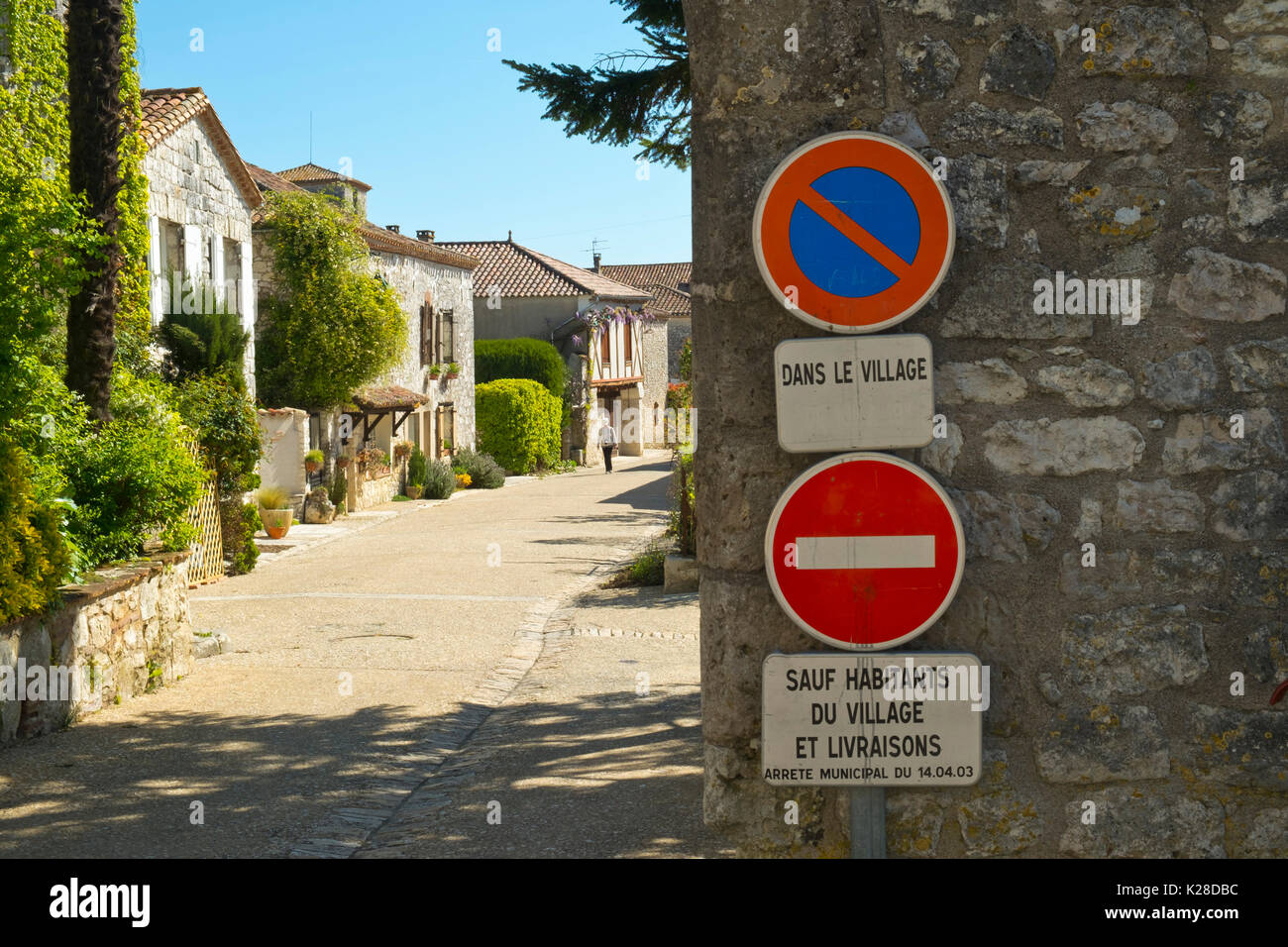 I segnali stradali a Porte des Anglais, Pujols, Lot-et-Garonne, Francia. Questo storico villaggio fortificato di Rocca è ora un membro del "Les Plus Beaux Villages de France' Association. Foto Stock