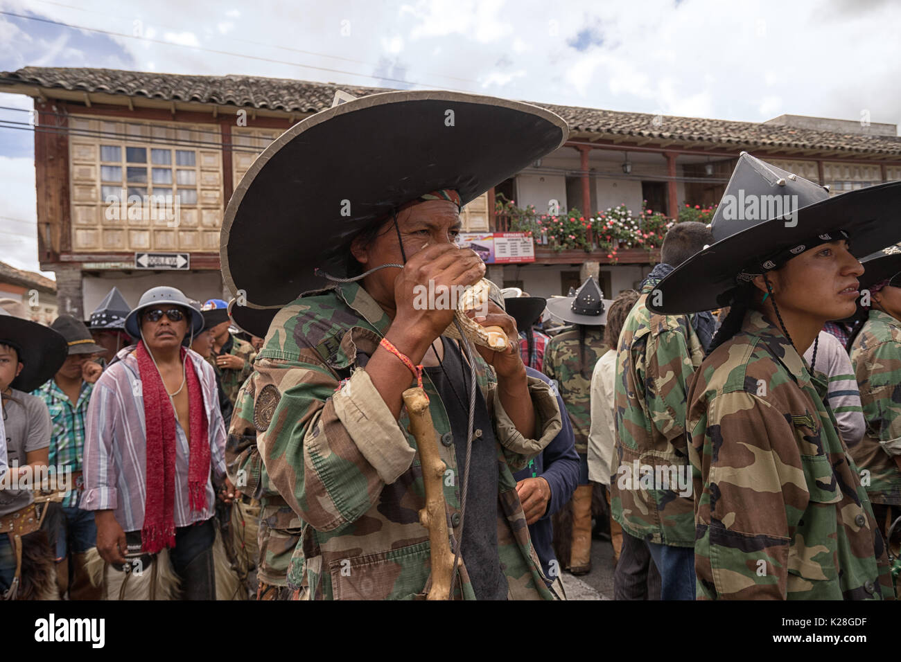 Giugno 25, 2017 Cotacachi, Ecuador indigeni kichwa uomo utilizzando la conchiglia tromba alla Inti Raymi parade Foto Stock