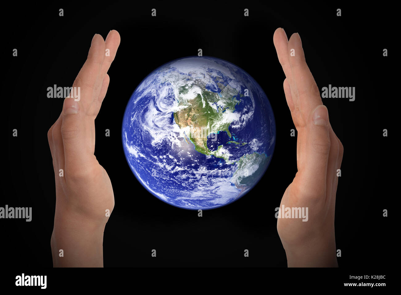 Incandescente globo terrestre in mani su sfondo nero, il concetto di ambiente - elementi di questa immagine fornita dalla NASA Foto Stock