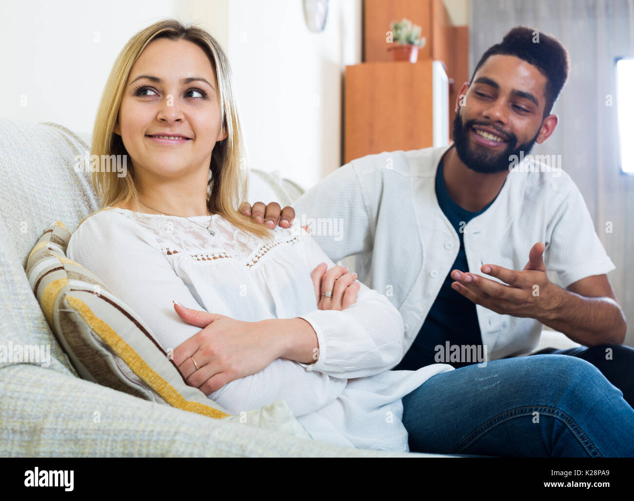 Positivo nero marito consolante offeso moglie dopo la disputa interna Foto Stock