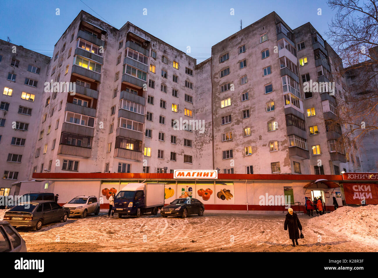 Scene di strada in serata a Yekaterinburg. Il bellissimo aspetto equivale al fatto che esso è considerato come l'AIDS e capitale di farmaco. Foto Stock
