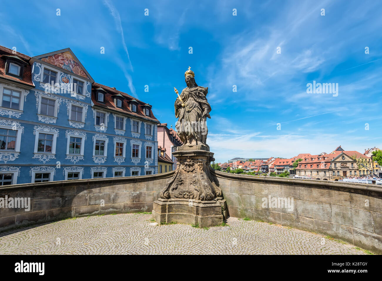 Statua di San Kunigunde presso il ponte a 'Old Townhall' presso il fiume Regnitz, Bamberg, Alta Franconia, Baviera, Germania. Foto Stock