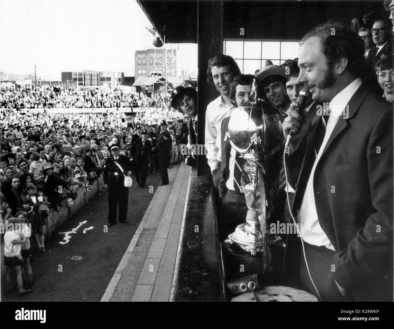 Telford United FC capitano Graham Carr con la F.A. Challenge Trophy nel 1971 dopo aver battuto Hillingdon Borough 3-2 a Wembley. LtoR Archie Richards, Paolo Coton, Geoff Croft, Johnny Ray e Graham Carr. Foto di David BAGNALL Foto Stock