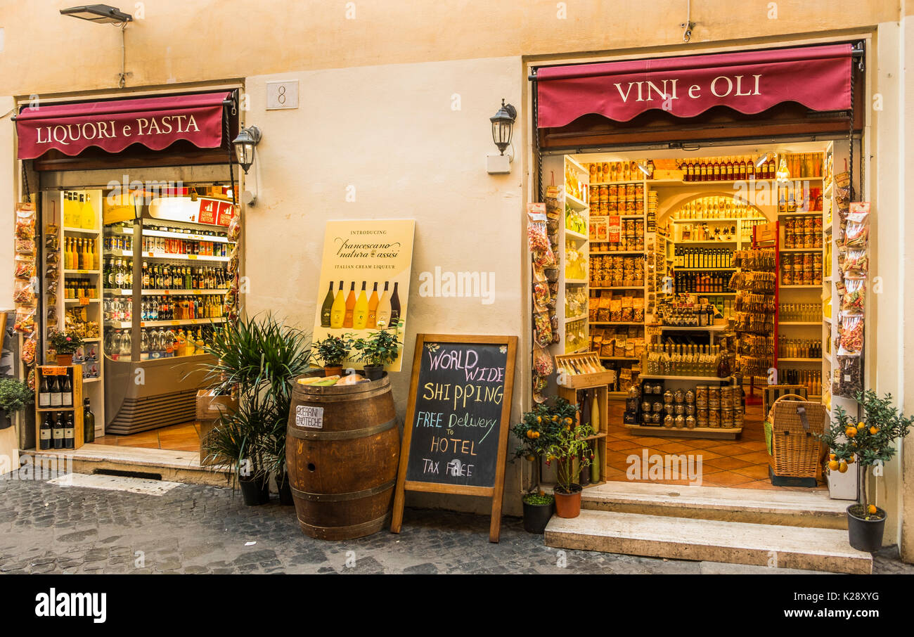 Scena di strada di fronte fine foods store Foto Stock