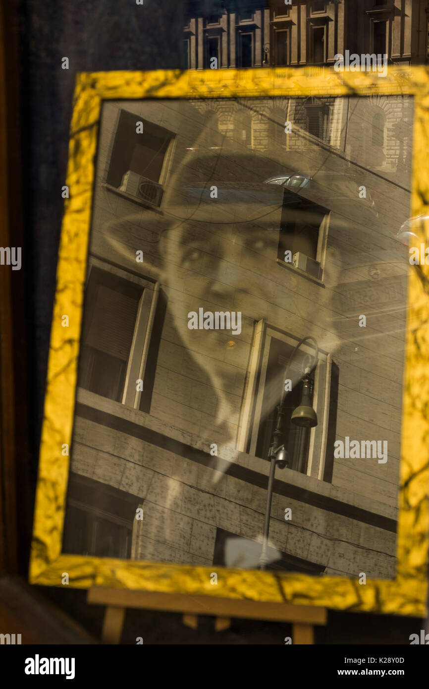 Fotografia di tango argentino leggenda Carlos Gardel, riflessi del paesaggio urbano, Roma, lazio, Italy Foto Stock