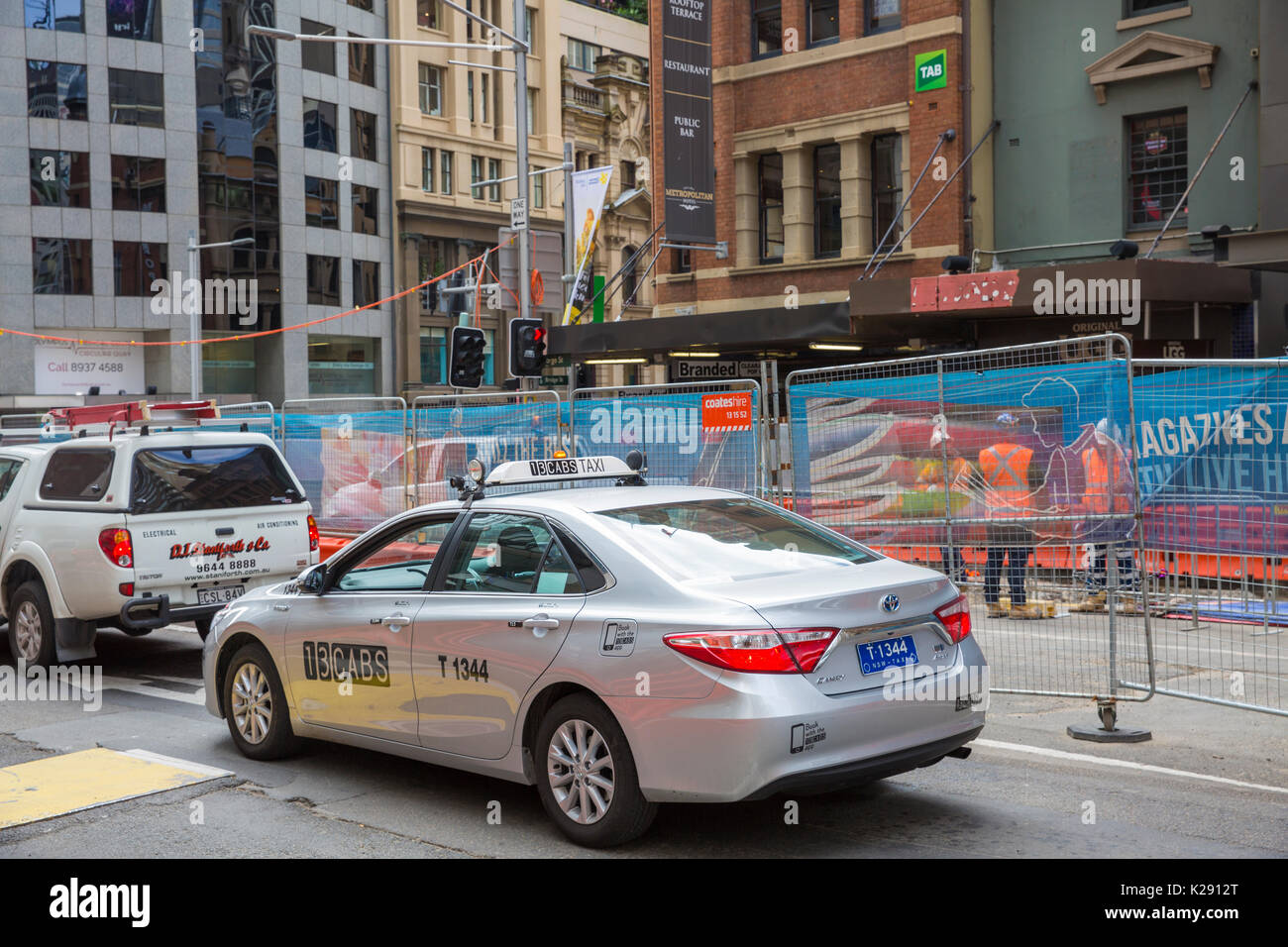 Sydney taxi auto nel traffico lungo George Street nel centro di Sydney, Nuovo Galles del Sud, Australia Foto Stock