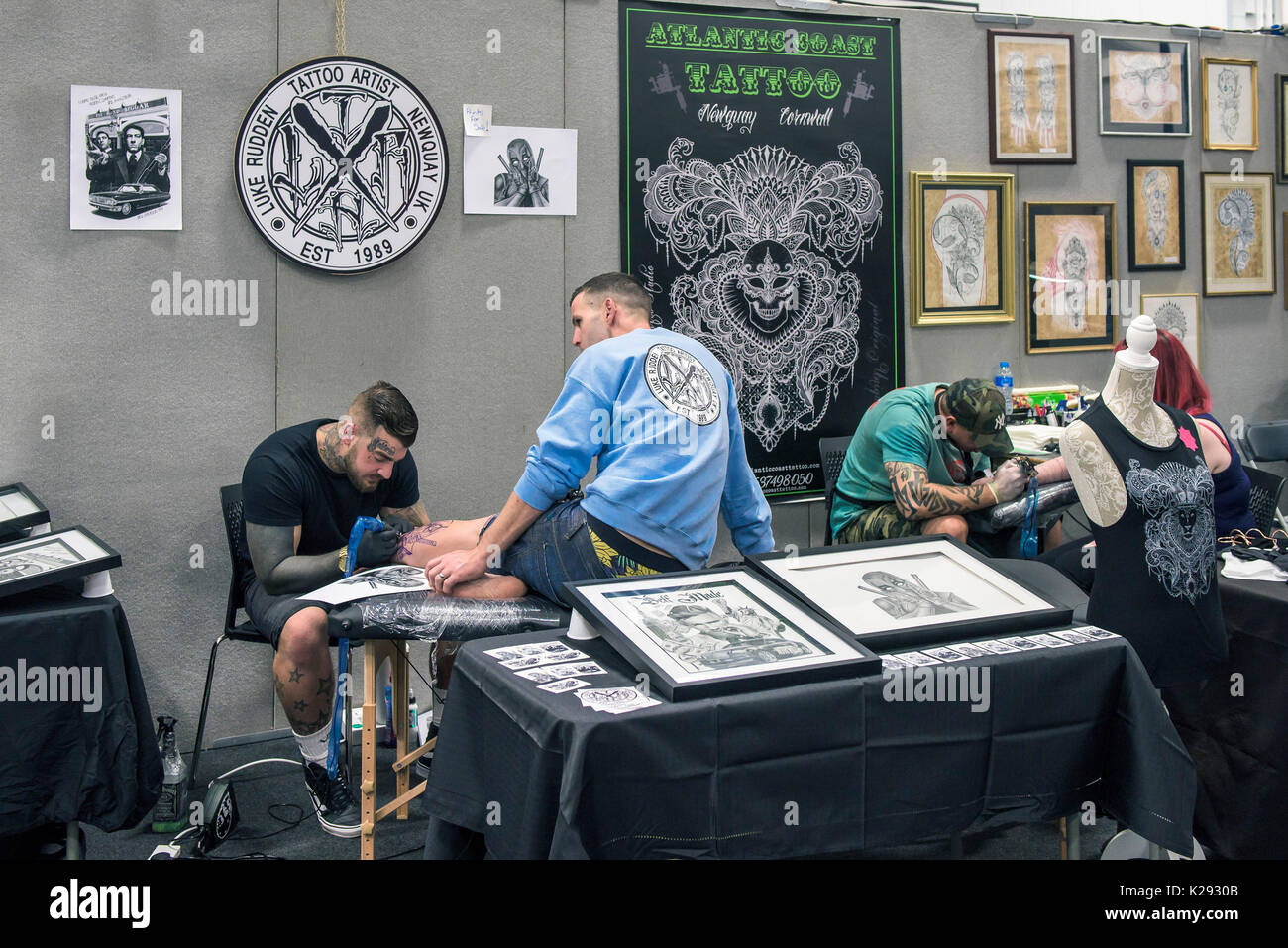 Tatuaggio - un uomo avente la sua gamba tatuati in Cornovaglia Tattoo Convention. Foto Stock