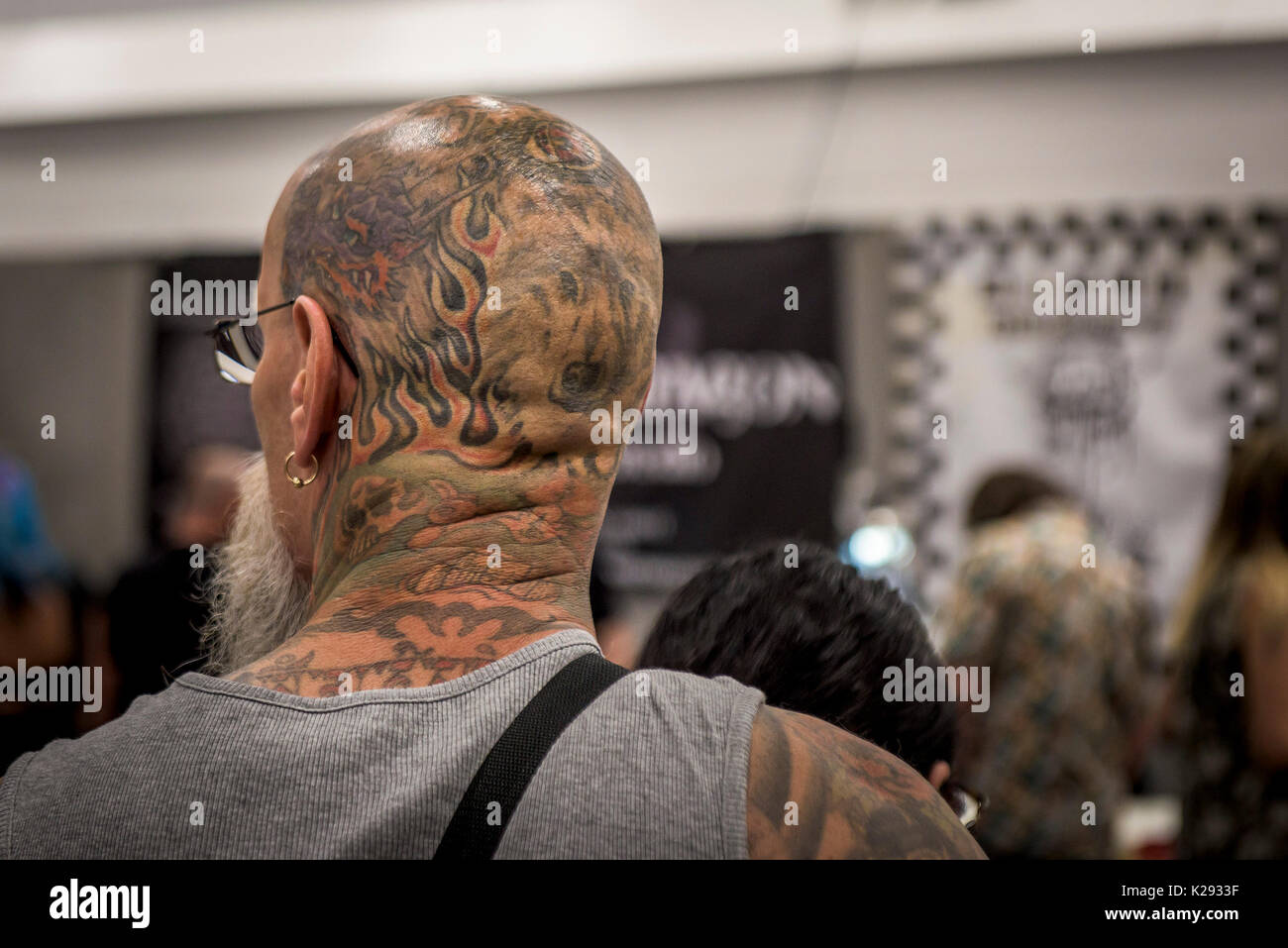 Cornovaglia Tattoo Convention - un uomo calvo con la sua testa tatuati in Cornovaglia Tattoo Convention. Foto Stock