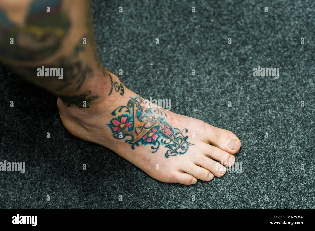 Tattoo - un design colorato tatuato sul collo del piede. Foto Stock