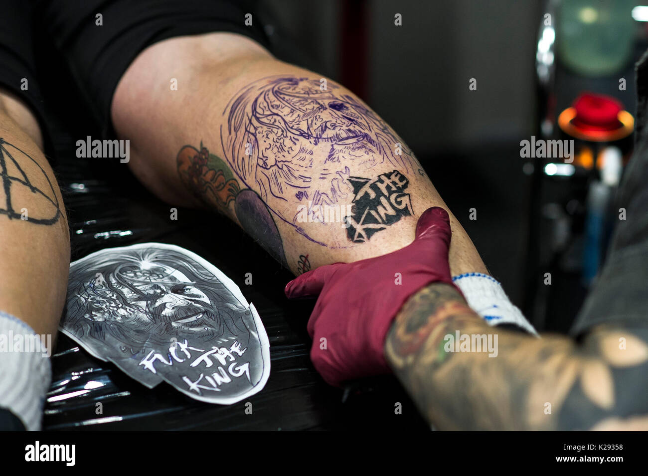 Tatuaggio - un tatuaggio essendo applicato alla gamba di un cliente al Cornwall Tattoo Convention. Foto Stock