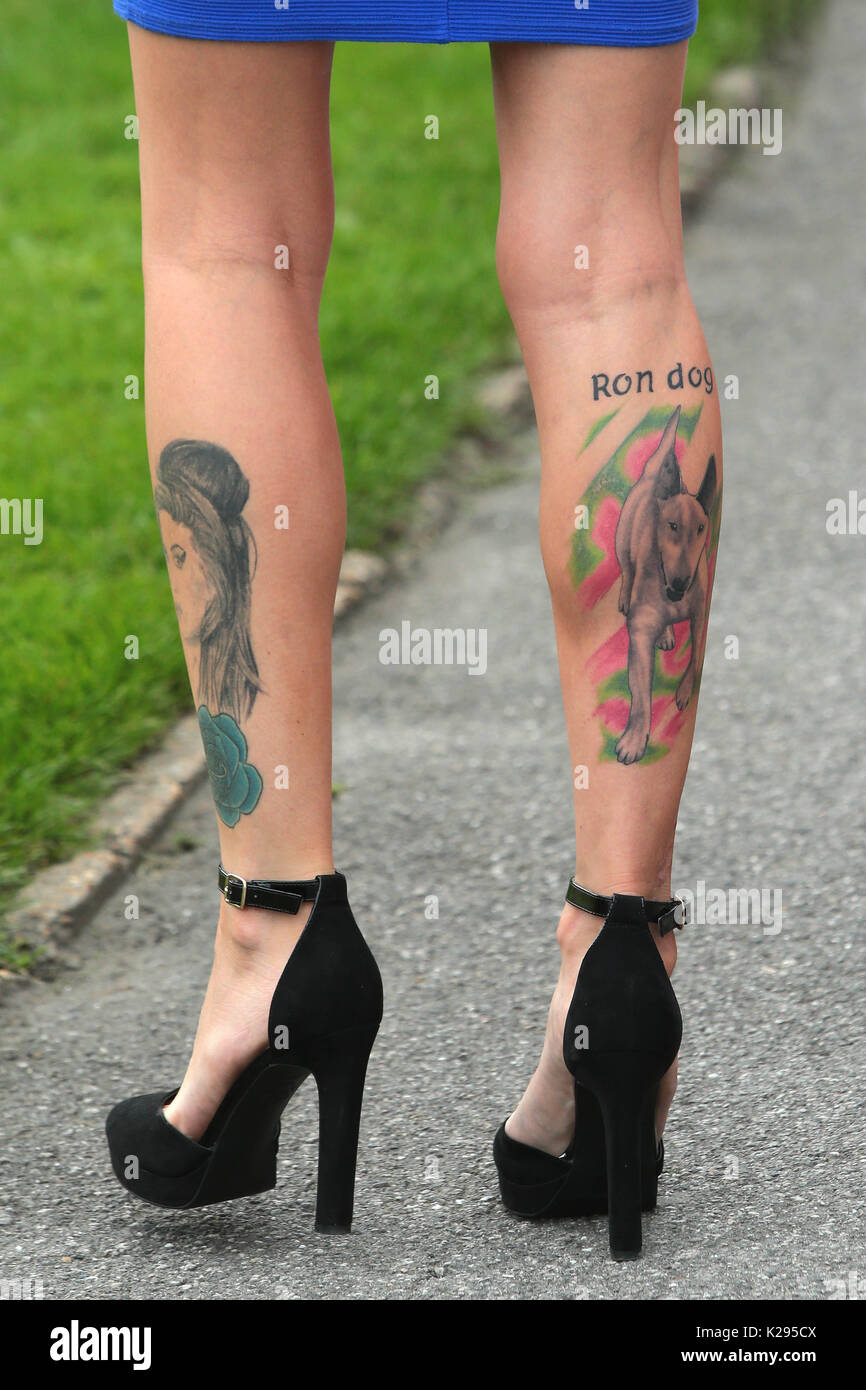 Giovane donna con tatuaggi sulle sue gambe indossando alta scarpe con tacco  Foto stock - Alamy