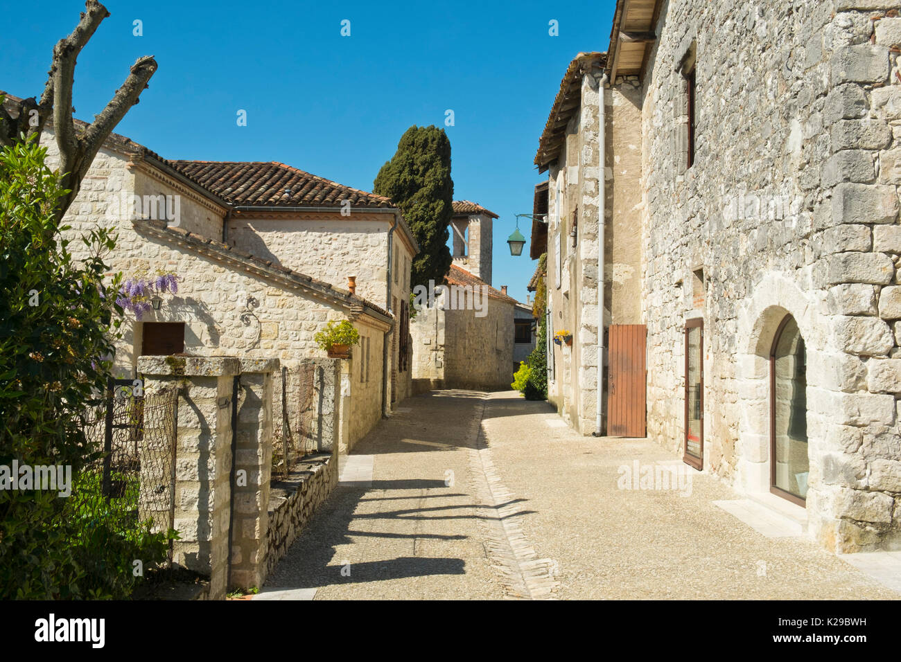 Una strada tranquilla a Pujols, Lot-et-Garonne, Francia. Questo storico villaggio fortificato di Rocca è ora un membro del "Les Plus Beaux Villages de France' Association. Foto Stock