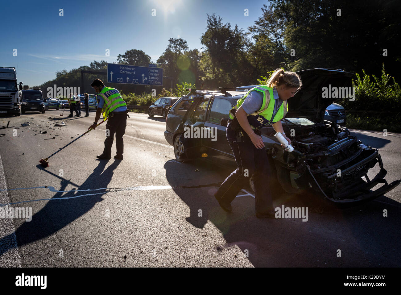 I poliziotti della polizia stradale di Recklinghausen ha iniziato la registrazione degli incidenti sulla scena dell'incidente sulla limitata autostrada A2 Foto Stock