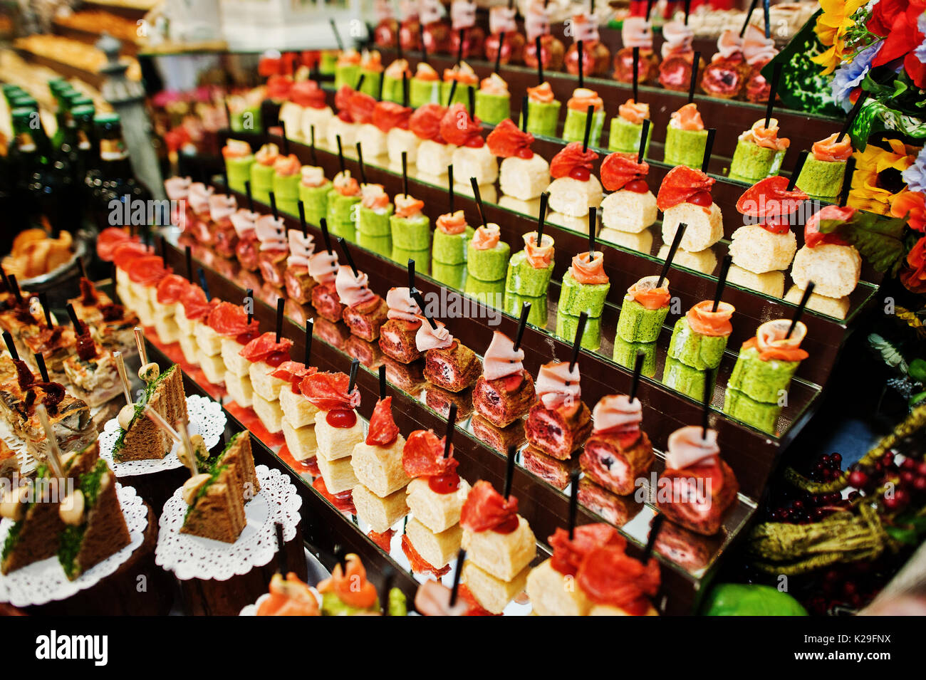 Grande varietà di gustosi e colorati i pasti sul banchetto di nozze. Foto Stock