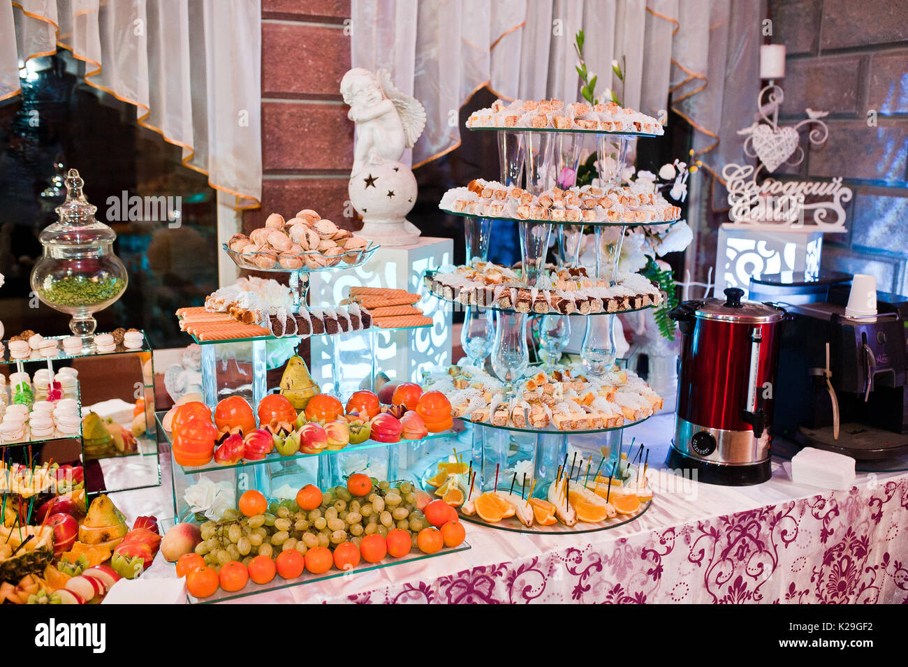 Grande varietà di gustosi e colorati i pasti sul banchetto di nozze. Foto Stock