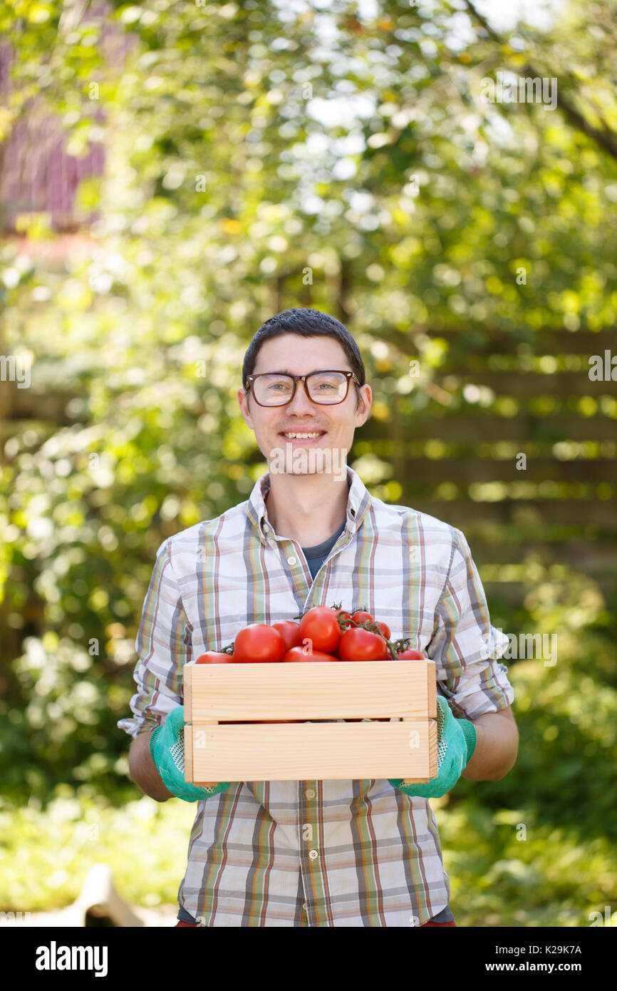 La foto del ragazzo con pomodoro Foto Stock