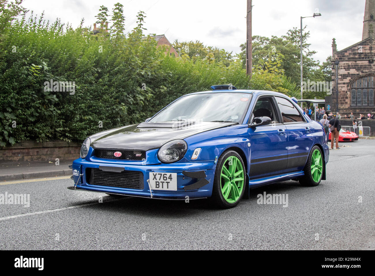 2001 Blue Subaru all'Ormskirk MotorFest domenica 27 agosto. 2017 300 auto d'epoca d'epoca d'epoca di tutte le epoche, allineate lungo le strade del centro città e nel Parco dell'incoronazione, da ammirare. Migliaia di persone hanno partecipato a Ormskirk per questo fantastico evento gratuito per famiglie per ammirare la favolosa gamma di veicoli. Foto Stock