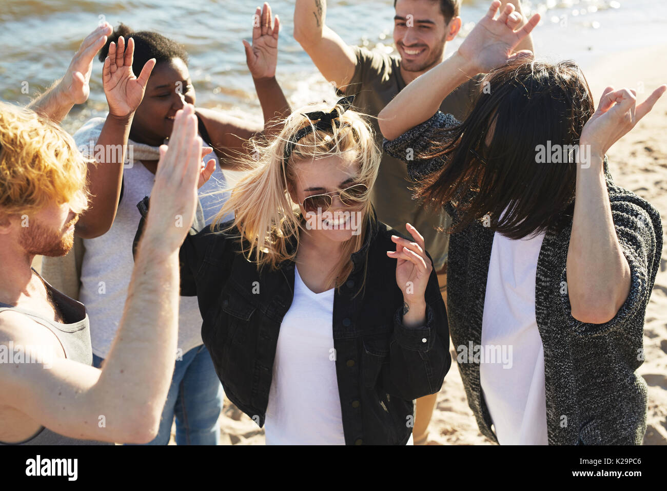 Carefree amici alla parte esterna Foto Stock