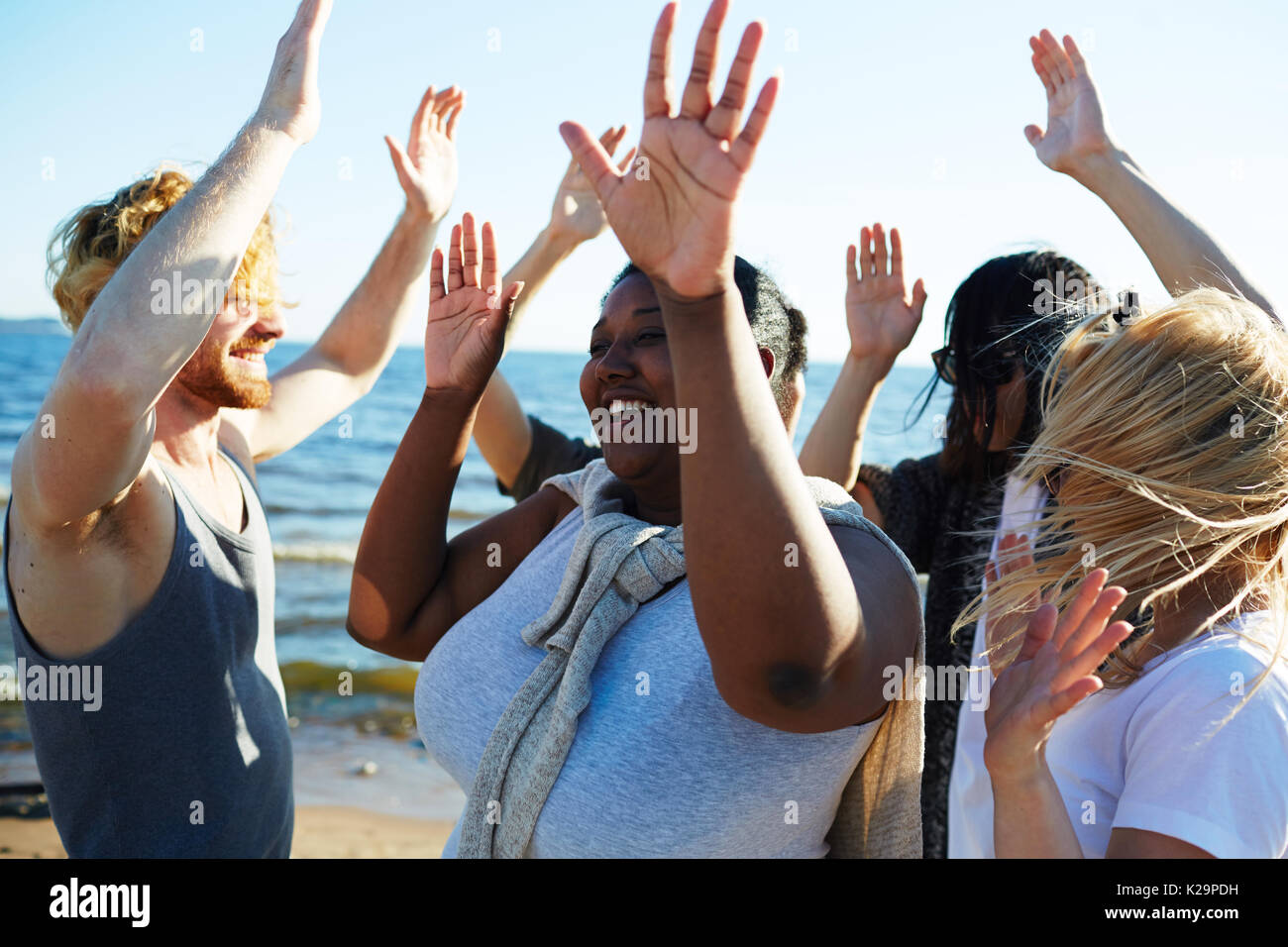 Happy amici alla parte esterna Foto Stock