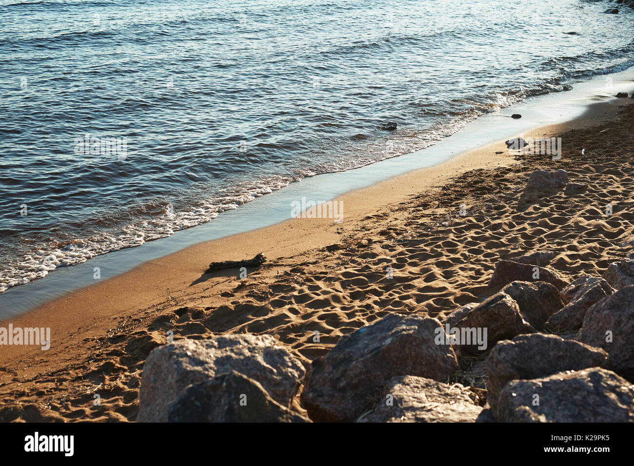 Il pittoresco paesaggio marino al tramonto Foto Stock