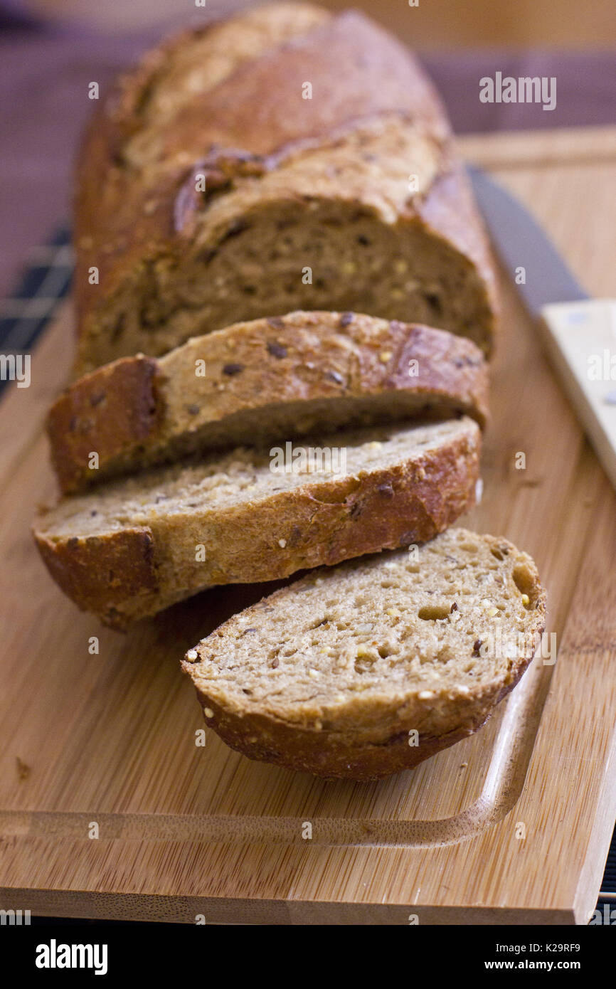 Pane di segale con cereali sul tavolo di legno Foto Stock