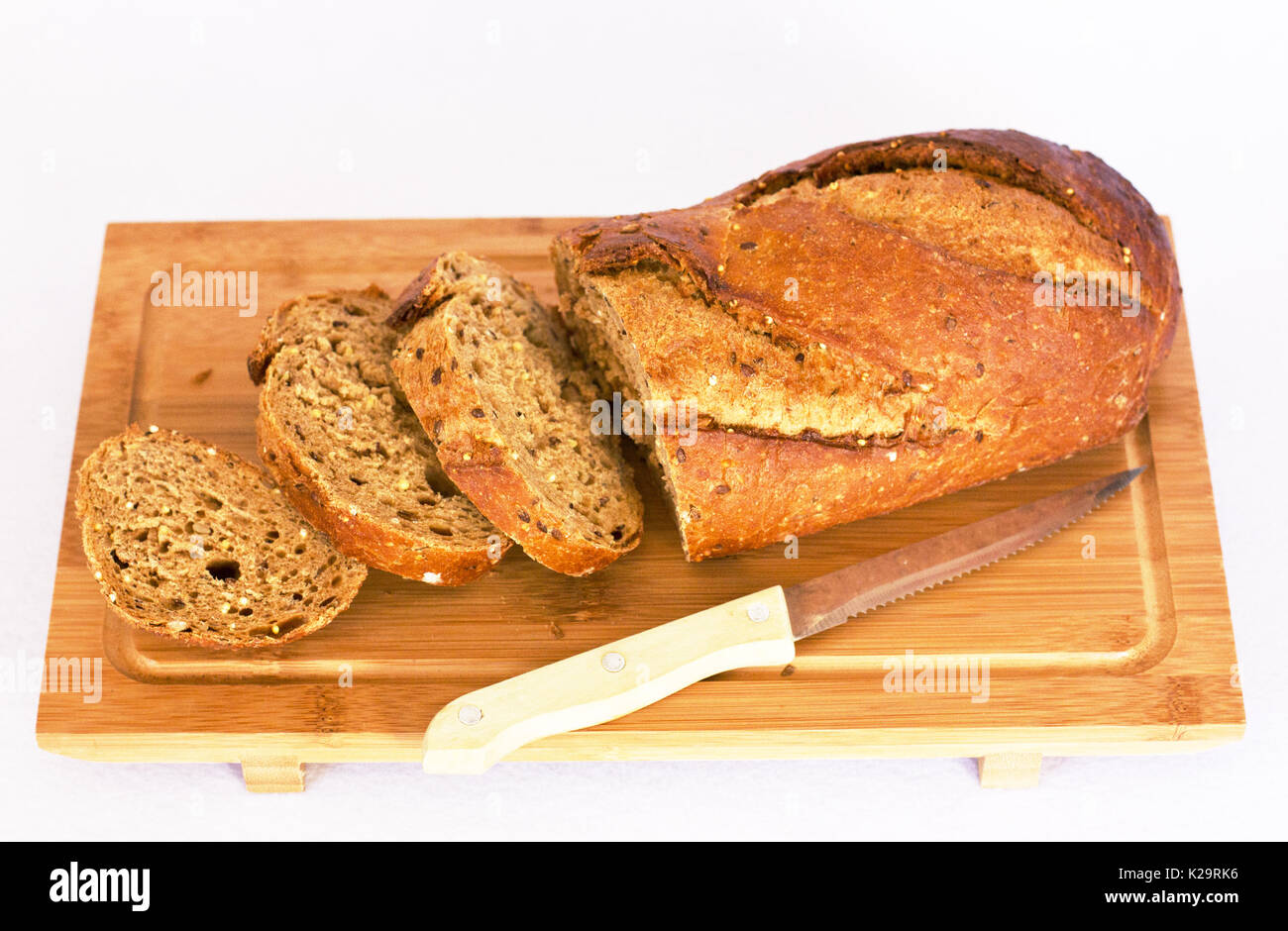 Pane di segale con cereali sul tavolo di legno Foto Stock