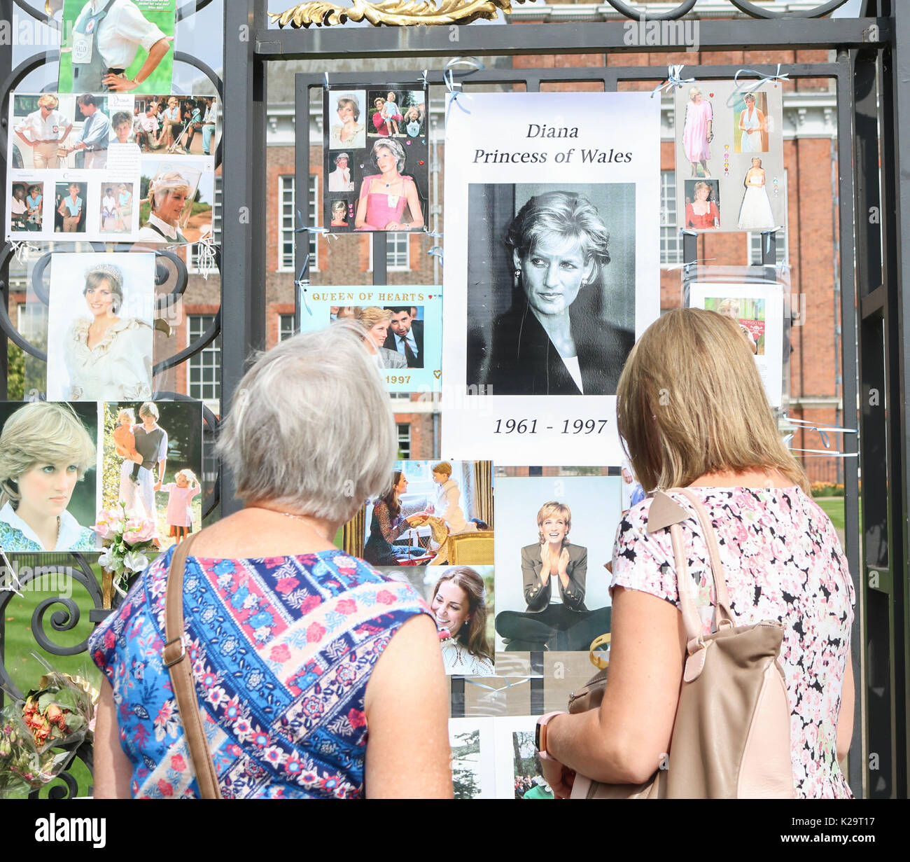 Londra, Regno Unito. Il 29 agosto, 2017. La gente paga il loro rispetto con omaggi floreali al di fuori Kensington Palace due giorni prima per il ventesimo anniversario della morte della Principessa Diana. Diana Principessa di Galles che divenne affettuosamente noto come i popoli Princess è stata tragicamente ucciso in un fatale incidente di auto a Parigi il 31 agosto 1997. Credito: amer ghazzal/Alamy Live News Foto Stock