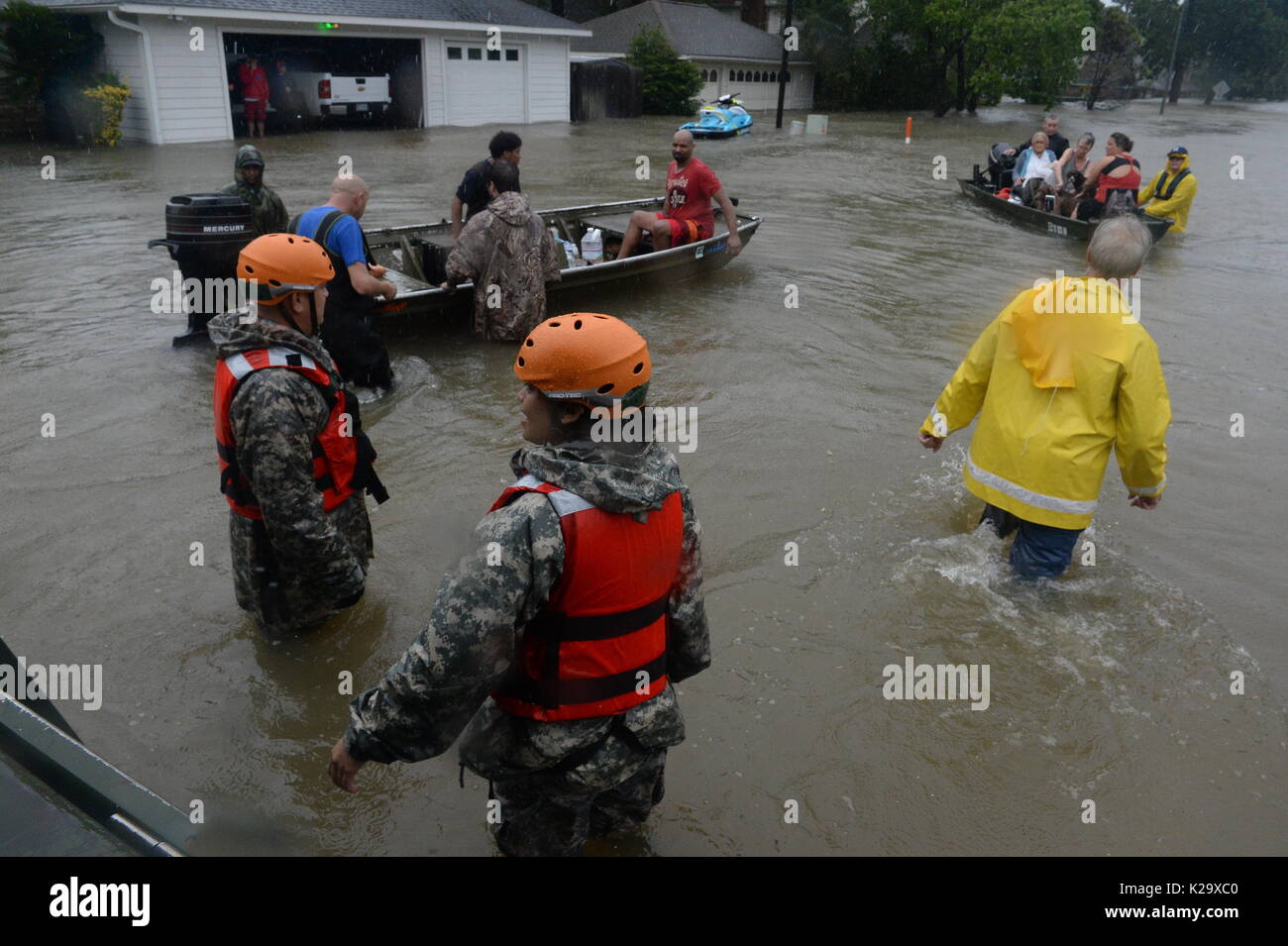 Texas, Stati Uniti d'America. 28 Agosto, 2017. Texas nazionale soldati di guardia e di fuoco volontari e il personale di soccorso evacuare i residenti e i loro animali domestici intrappolato dalle inondazioni a seguito dell'Uragano Harvey Agosto 28, 2017 in cipresso, Texas. Credito: Planetpix/Alamy Live News Foto Stock